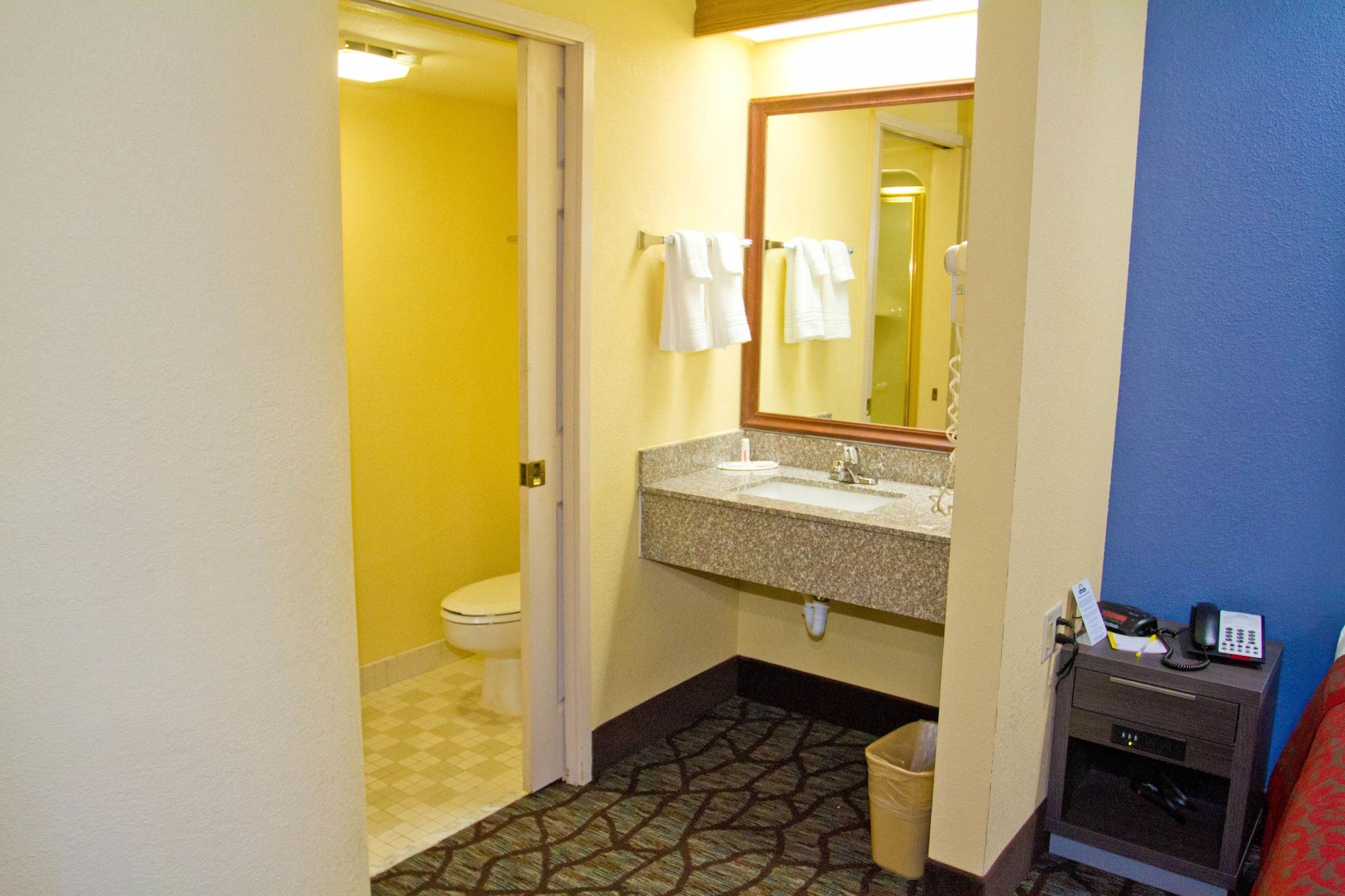 Days Inn By Wyndham Blue Springs Εξωτερικό φωτογραφία