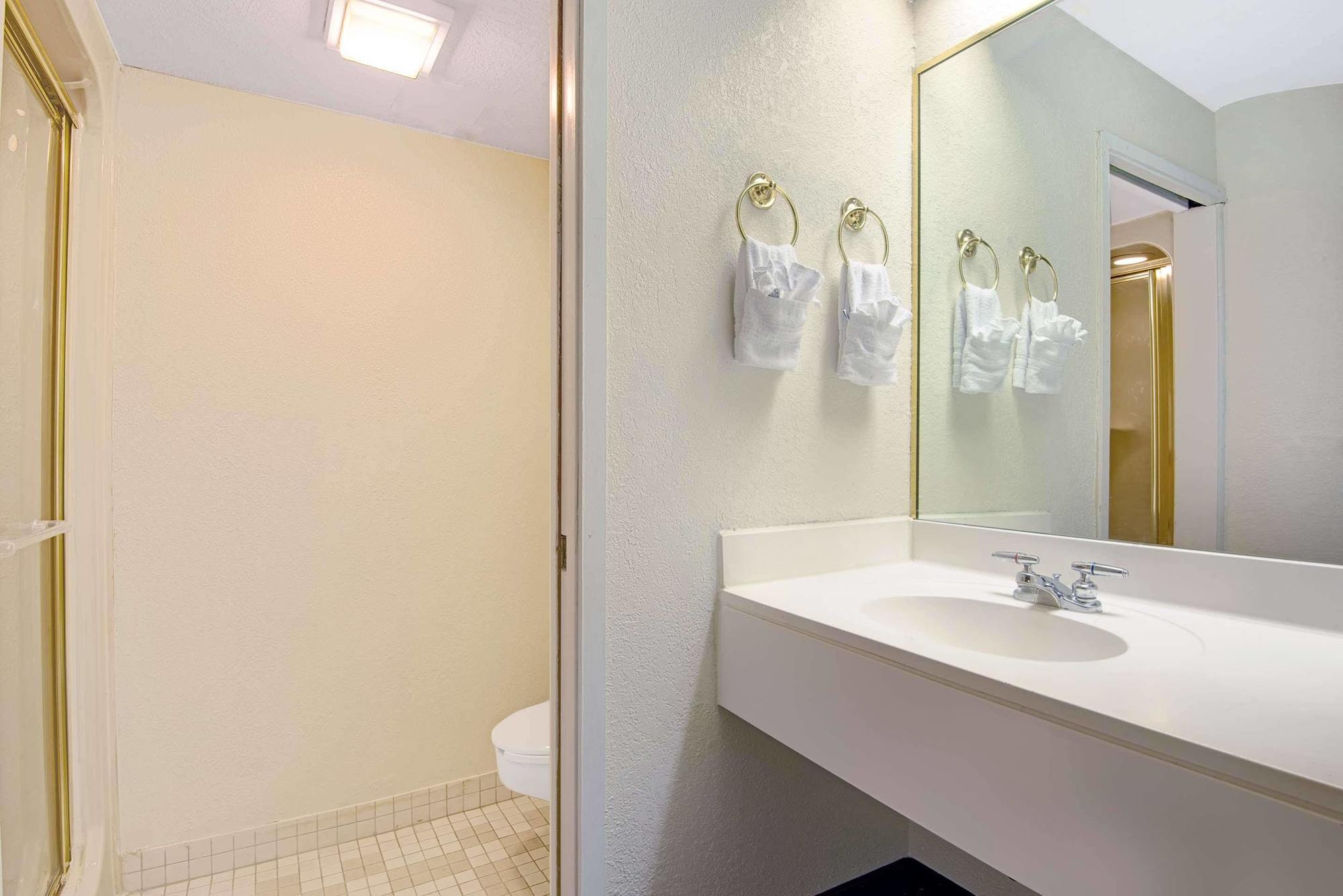 Days Inn By Wyndham Blue Springs Εξωτερικό φωτογραφία