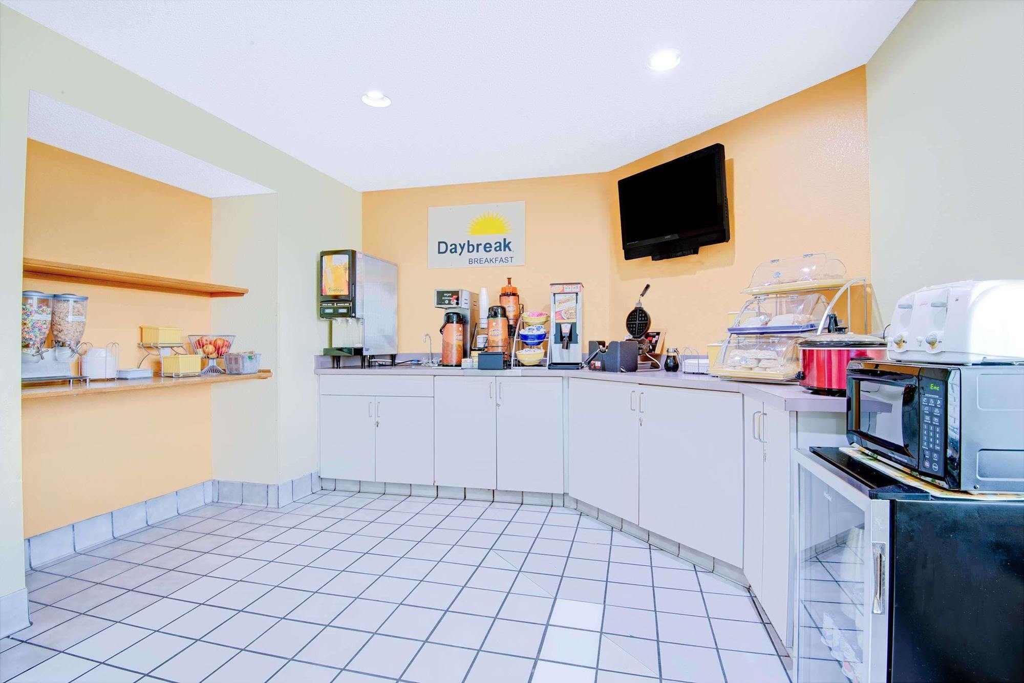 Days Inn By Wyndham Blue Springs Εξωτερικό φωτογραφία