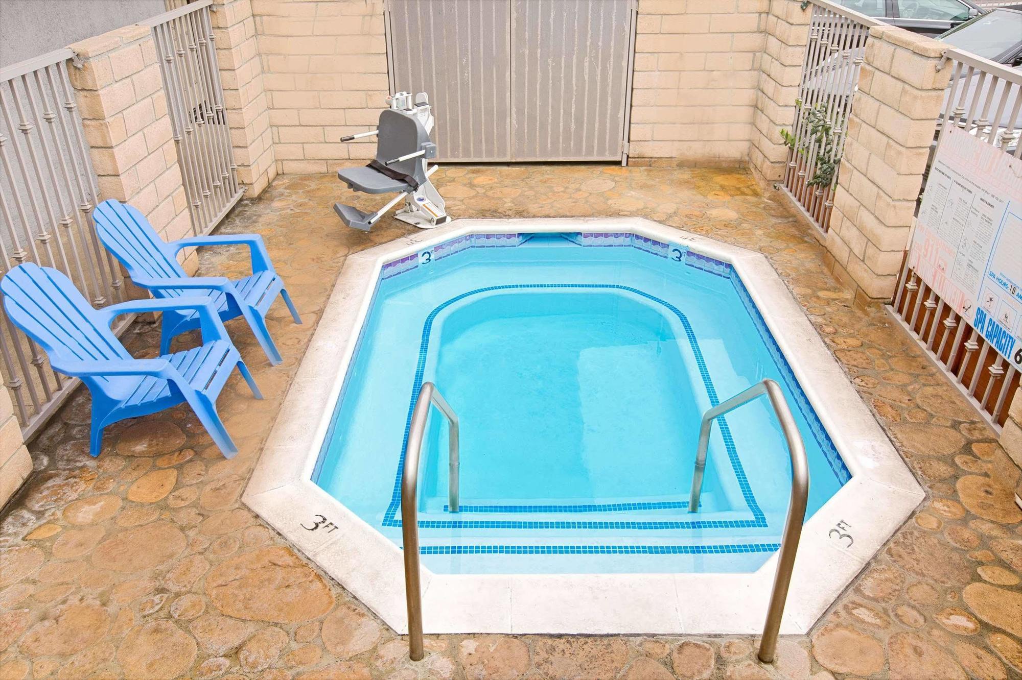 Days Inn By Wyndham Blue Springs Εξωτερικό φωτογραφία