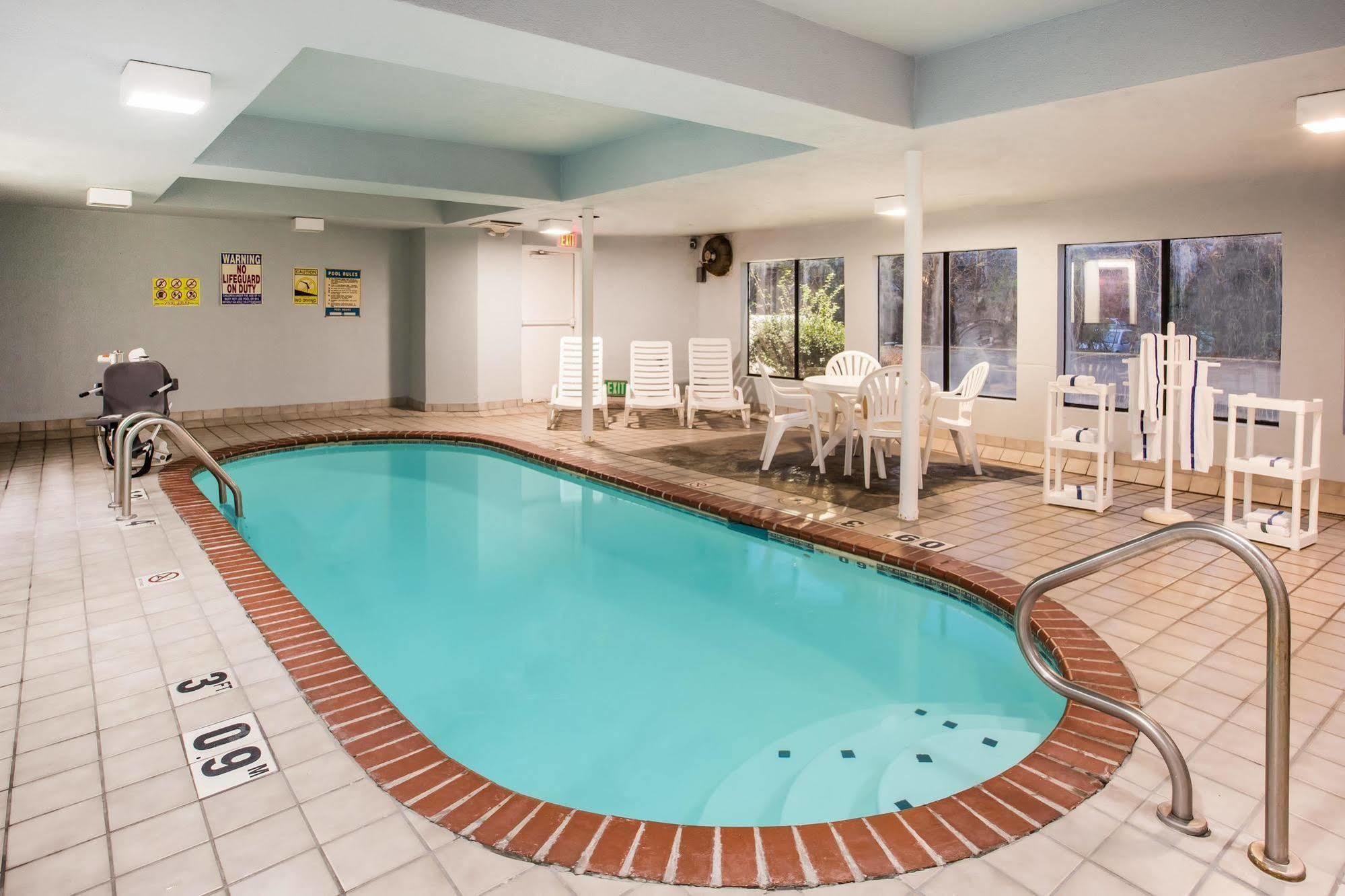 Days Inn By Wyndham Blue Springs Εξωτερικό φωτογραφία